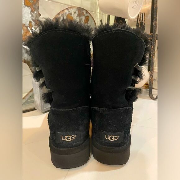 UGG BOOTS #1018629 Constantine Black - Leather Trim Shearling Lining Women's 7 - Picture 2 of 6